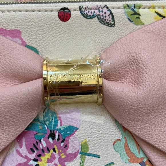 Betsey Johnson spring crossbody bag with bow detailing. - Picture 4 of 9